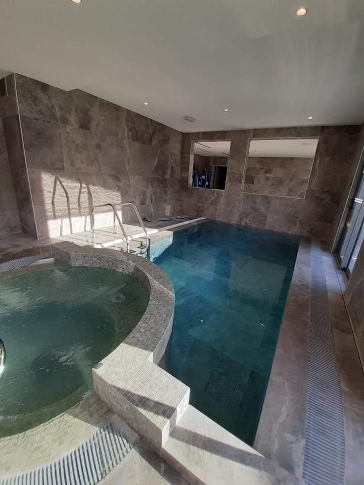 Piscine avec jacuzzi Saint-Martin-du-Frêne